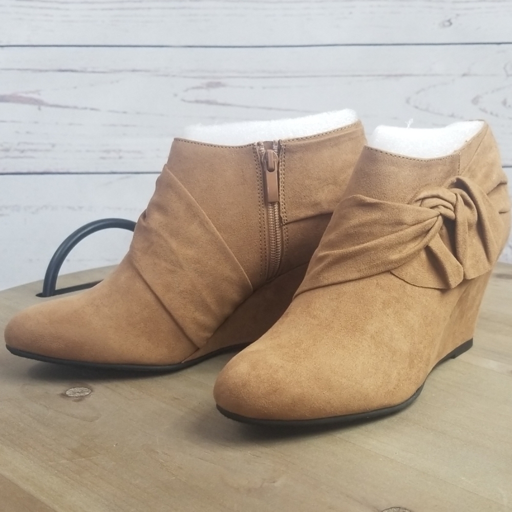 Chinese Laundry Viveca Side Bow Wedge Size 8.5